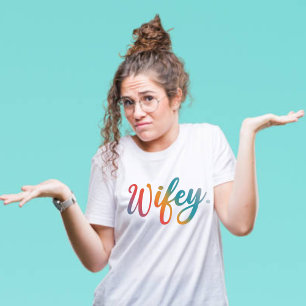 T-shirt Wifey Modern Multicolor Script Femme blanche