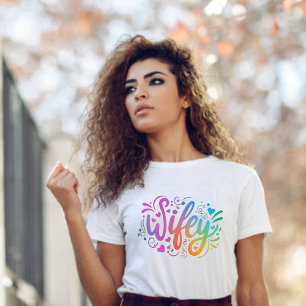 T-shirt Wifey Modern Multicolor Script Femme blanche