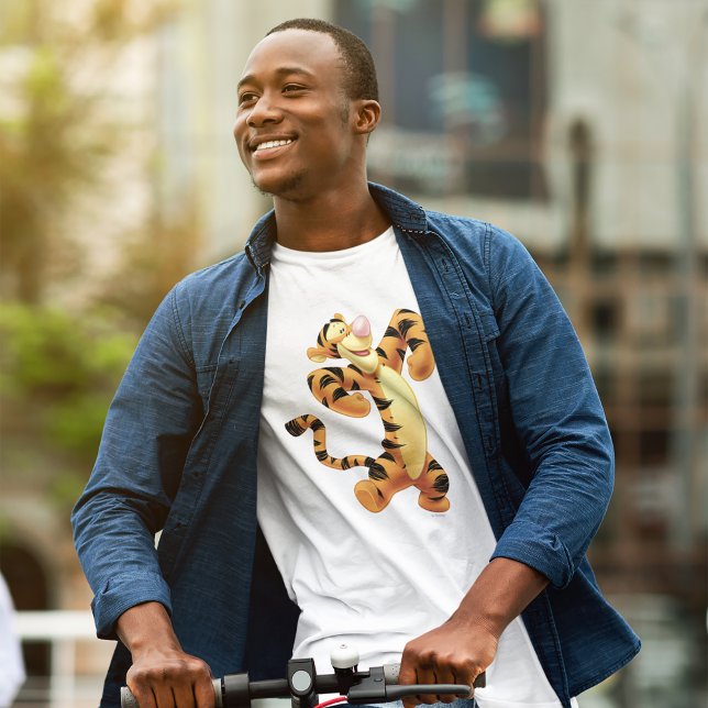 T-shirt Winnie le tigre de l'ouf de Disney (Person wearing t-shirt)