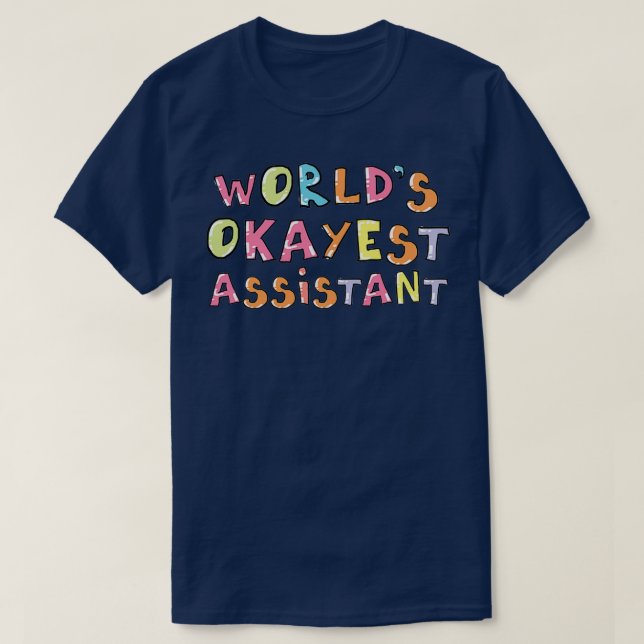 T-shirt Worlds Okayest Assistant Idée cadeau (Design devant)