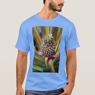 T-shirt Young pineapple growing under the tropical sun ret