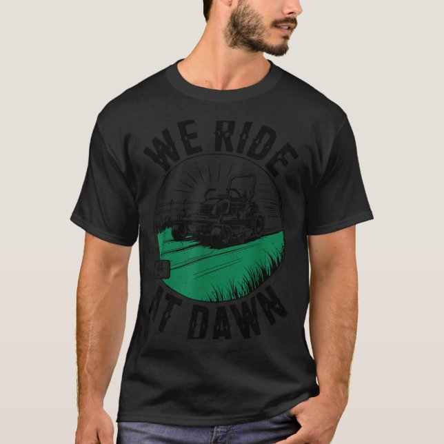 T-shirt Zero-turn Lawn Mower We Ride At Dawn Funny Dad Mow (Devant)