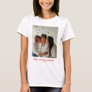 T-shirts de grand-mère de trois générations heureu