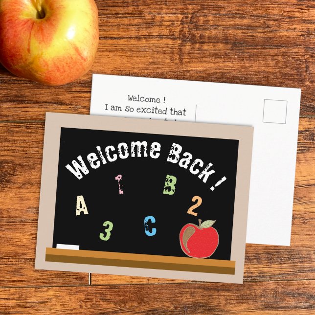 Tableau de bord avec carte postale de retour à l'é (Chalkboard with red apple back-to-school postcard .)