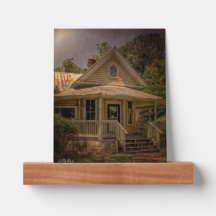 Maison vintage en bois avec véranda par jour ensol