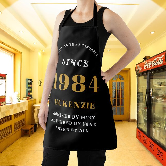 Tablier 40e anniversaire 1984 Nom Chic Elegant Black Gold (Elegant Black & Gold Chic Apron - 40th Birthday 1984 Name Personalized Kitchen & BBQ Essentials.)