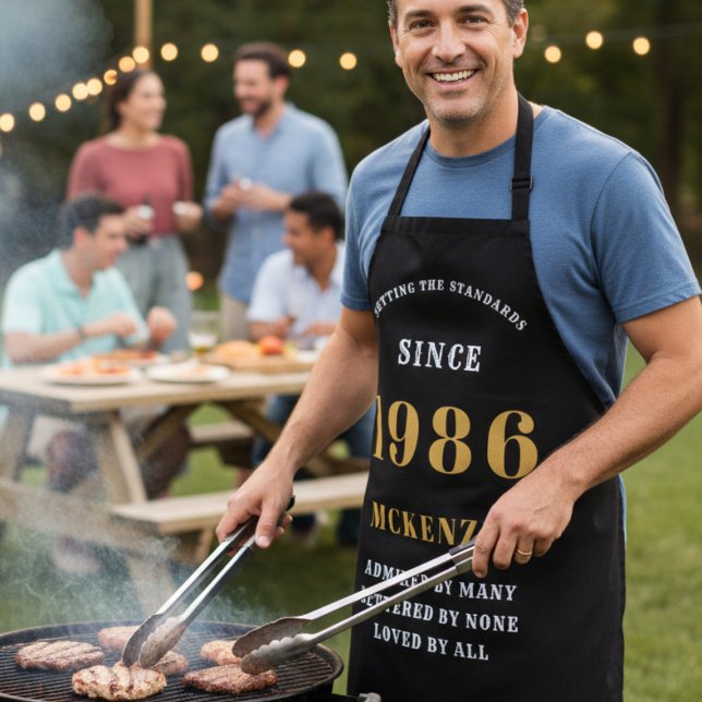 Tablier 40e anniversaire 1985 Nom Chic Elegant Black Gold (40th birthday apron worn at a BBQ)