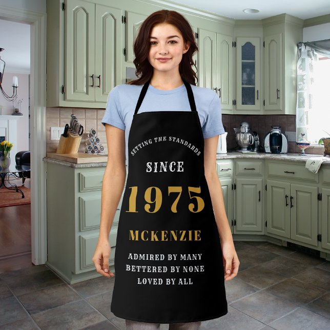 Tablier 50e anniversaire 1975 Nom Chic Elegant Black Gold (long black 50th birthday apron for those born 1975)