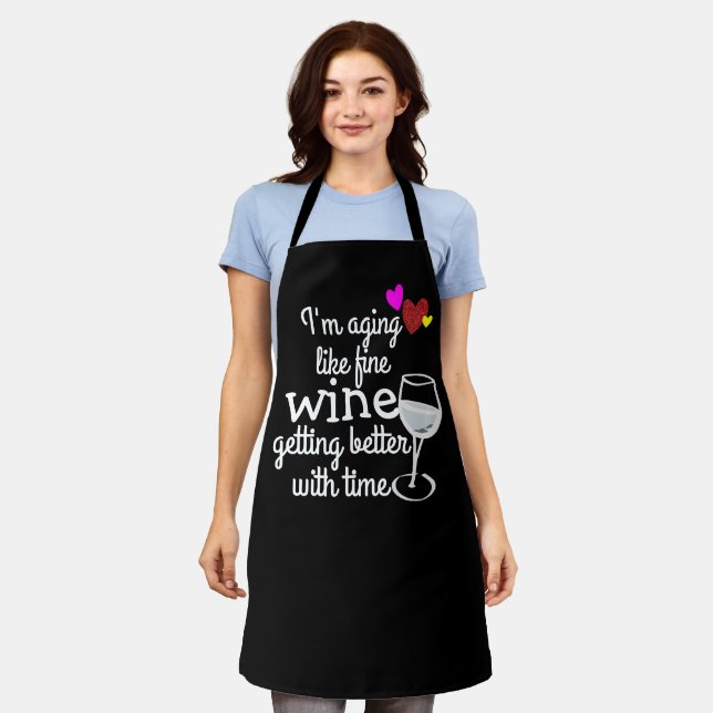 Tablier Amusant Apron : "Je vieillis comme du vin fin" Per (Porté)