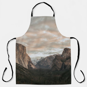 TABLIER ARBRES VERTS PRÈS DE LA MONTAGNE BROWN SOUS LE CIE