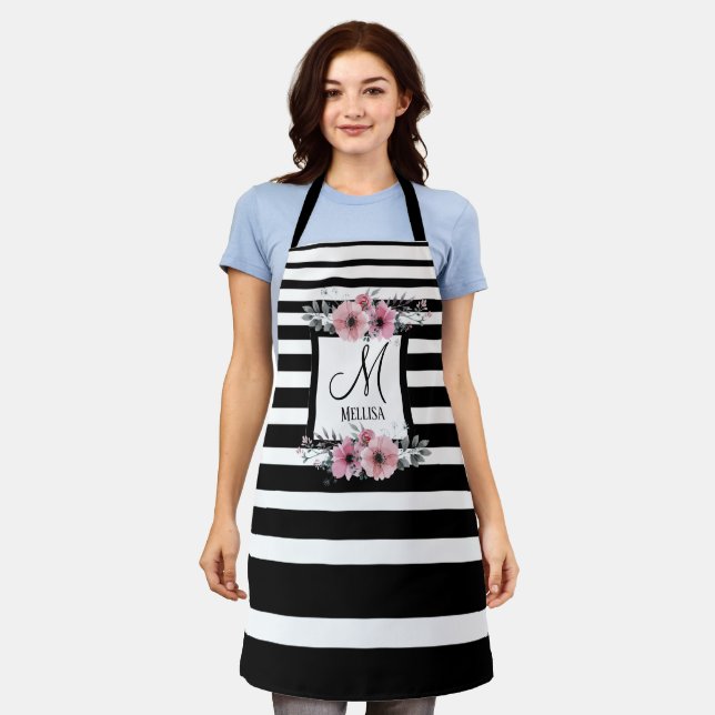 Tablier Bandes noires et blanches Monogramme floral rose (Porté)