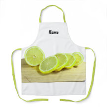 Citrons jaunes tranchés sur la planche à découper