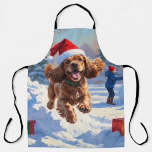 Tablier Cocker Spaniel courant dans la neige avec un chape