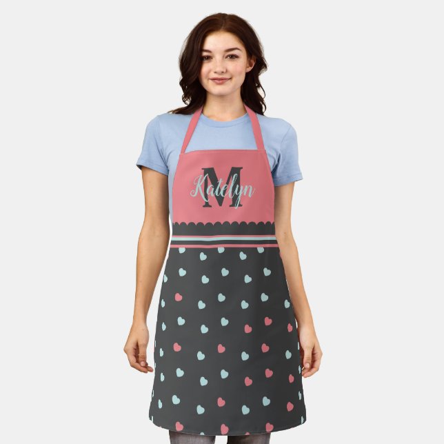 Tablier Cuisine rose et gris Motif de coeur Monogramme (Porté)