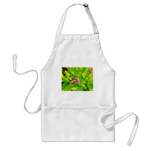 Tablier Dragonfly de couleur arc-en-ciel sur une fleur ros