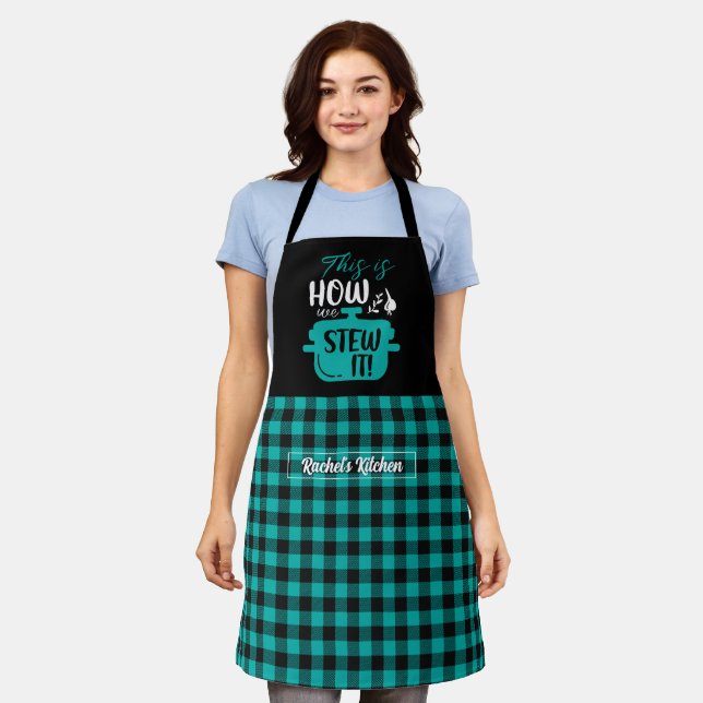Tablier Drôle Cuisine Stew Pun noir Turquoise Plaid (Porté)