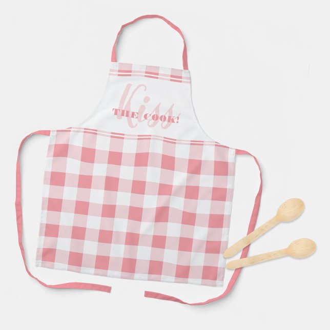 Tablier Drôle Kiss La Citation Cuisinière En vichy Vérifie (Funny Kiss The Cook Quote Gingham Check Pink Girly Apron)