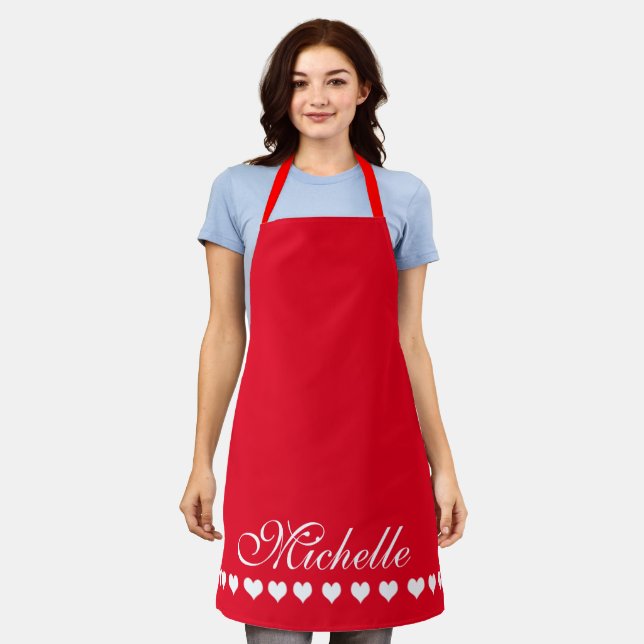 Tablier Élégant Monogramme Coeurs blancs Rouge (Porté)
