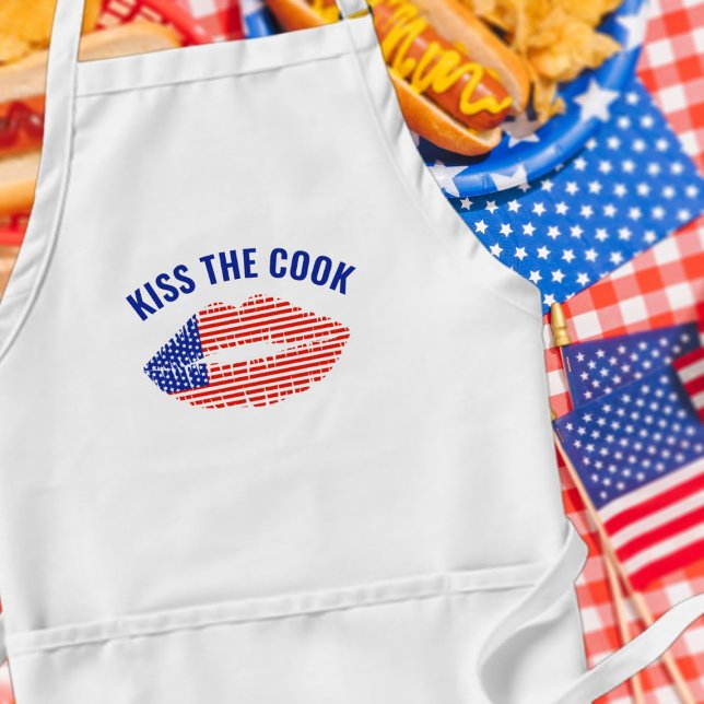 Tablier Embrasse La Cuisinière Américaine Lèvres Patriotiq (Kiss the cook! A fun apron to wear at your patriotic BBQ. The cook loves kisses)