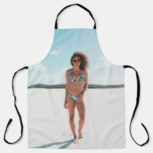 Tablier Femme en bikini debout sur le sable