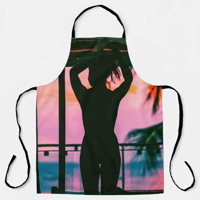 Tablier Femme en débardeur noir et pantalon debout sur le  (Recto)