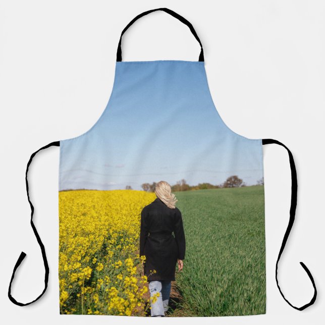 Tablier Femme en manteau noir debout sur un terrain d'herb (Recto)