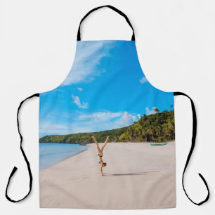 Tablier Femme faisant acrobate sur la côte près de la mont