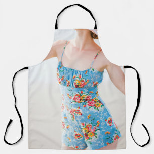 Tablier Femme vêtue de rompers à fleurs bleues et de casqu