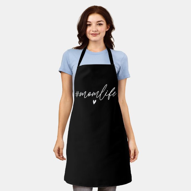 Tablier Hashtag moderne noir Momlife Calligraphy Apron (Porté)