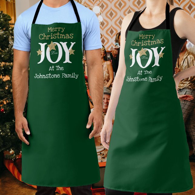 Tablier Joyeux Noël Nom du script Cool Rustic Green (Bring some extra Joy to your holiday party with these cheerful Christmas green aprons.)