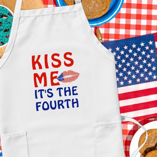 Tablier Kiss Me C'est le 4ème baguette à lèvres USA Flag A (Celebrate the fourth with this patriotic red white and blue stars and stripes lipstick kiss apron)