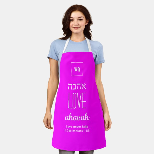 Tablier L'AMOUR N'ÉCHOUE JAMAIS À Hot Pink | Ahavah | א ה  (Porté)