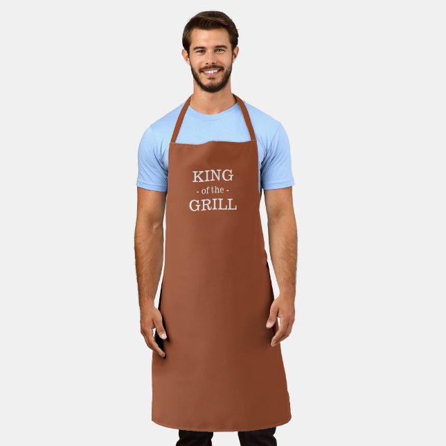 Tablier Le Roi du Grill terracotta blanc coutume barbecue  (Porté)