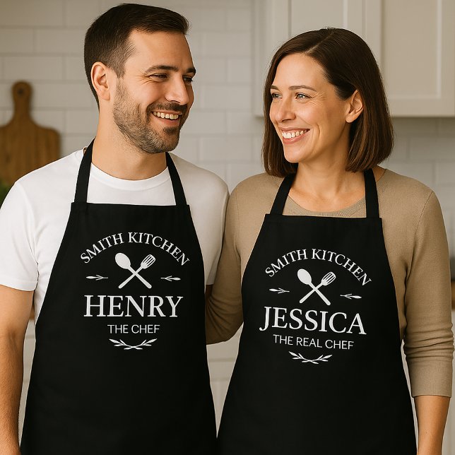 Tablier Matching Family Kitchen Aprons with Custom Names (Matching Couple Kitchen Aprons with Family Name and Custom Names)