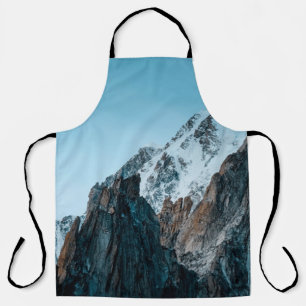 TABLIER MONTAGNES CAPPÉES PAR LA NEIGE EN JOURNÉE