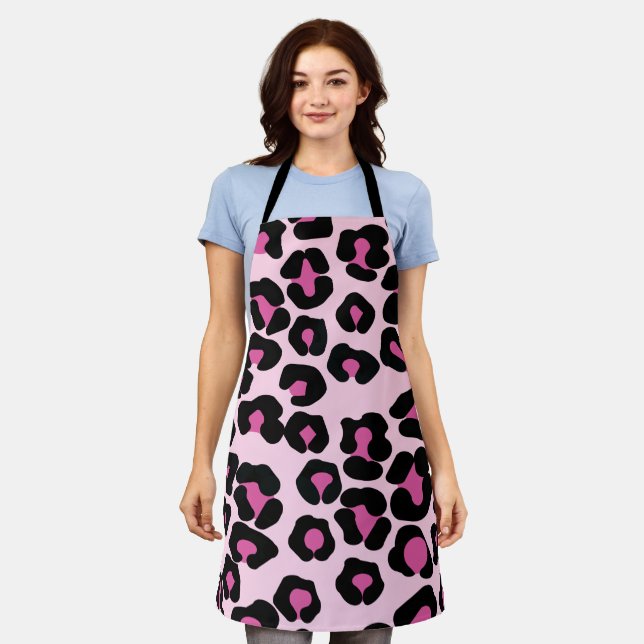Tablier Motif Empreinte de léopard rose et noir (Porté)