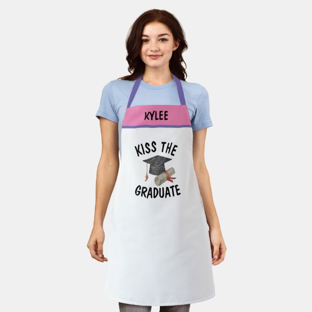 Tablier Nom personnalisé BBQ Embrasse l'Humour diplômé Fun (Porté)