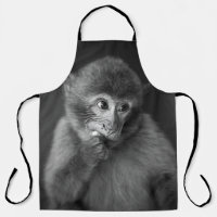 PHOTOGRAPHIE DE SINGE NOIR À PEU PRÈS CONCENTRÉE