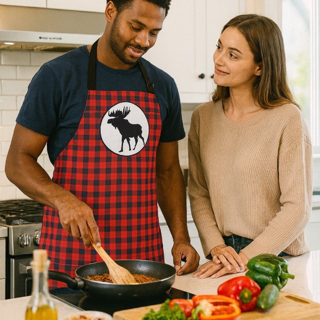 Tablier Plaid rouge de Buffalo avec orignal noir (Guys that love to cook wear aprons.  This red buffalo check is great gift idea )