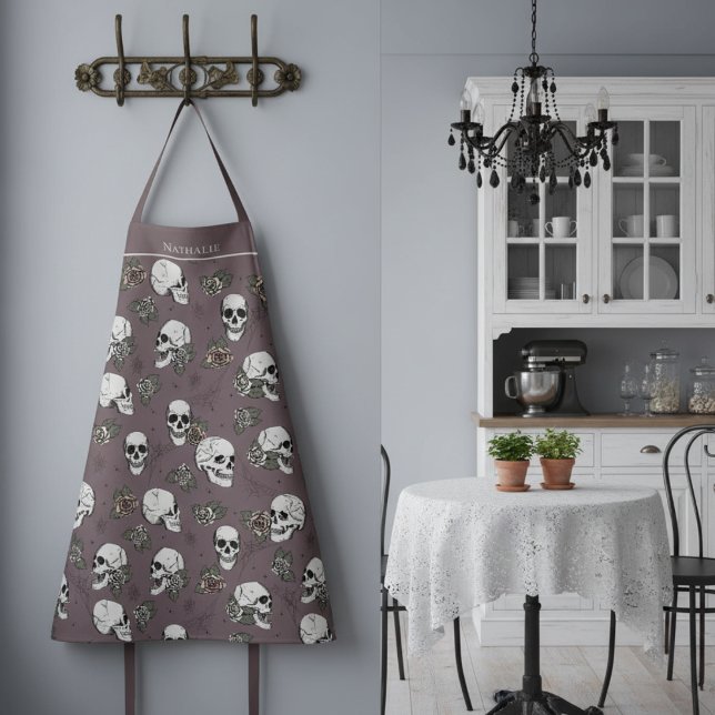 Tablier Plum Gothique Crânes et Roses Nom personnalisé (Gothic Halloween or Dia de los Muertos Floral Skull Apron for Her. Skulls, Roses & Webs Fall Pattern)