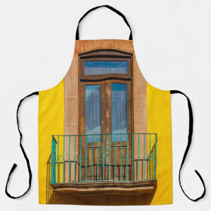 Tablier Porte en bois bleu sur bâtiment en béton jaune