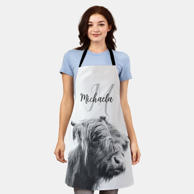 Tablier Portrait de vache Highland premier monogramme noir (Porté)