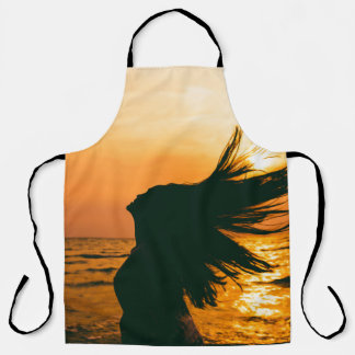 Tablier Silhouette de fille, coucher du soleil sur la mer,