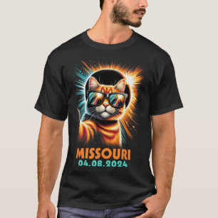 Taking A Selfie Total Solar Eclipse 2024 Missouri  T-Shirt