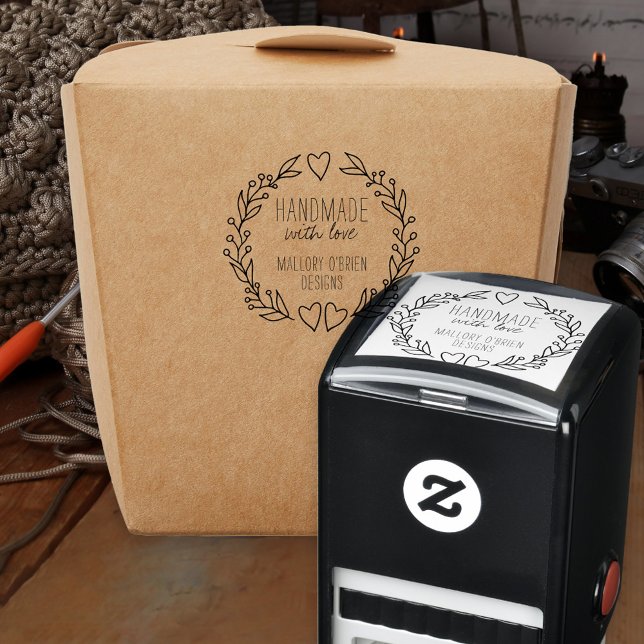 Tampon Auto-encreur Fabriqué à la main avec amour Doodle Wreath Hearts (Handmade with Love self-inking stamp with business name and line drawn wreath)