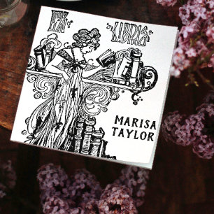 Tampon Auto-encreur Femme Art Nouveau Lecture dans les étagères