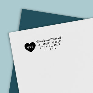 Tampon Auto-encreur Modern Heart Monogram Couple Adresse de retour