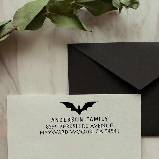Tampons Encreurs Déplaisant Bat Halloween Family Adresse de retour (Creepy Typography Bat Halloween Family Return Address Rubber Stamp)