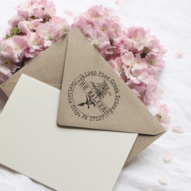 Tampons Encreurs Floral Nom de famille personnalisé Adresse de reto (floral circle stamp with family name and address on the craft envelope)