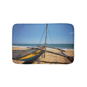 Tapis De Bain Bateau de pêche amarré sur la plage